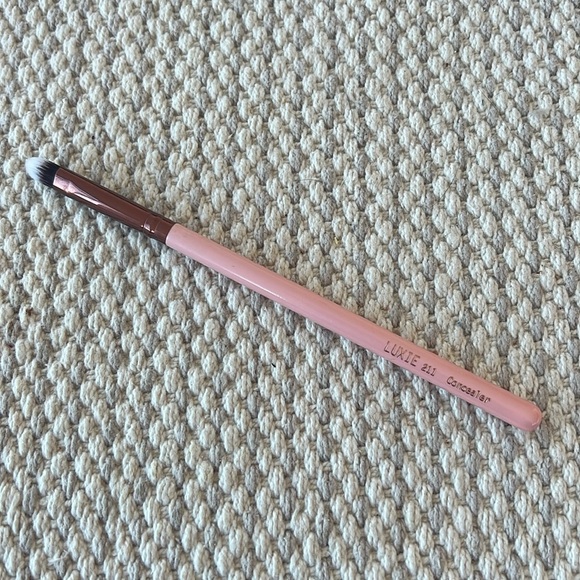 Luxie 211 concealer brush - Picture 1 of 3